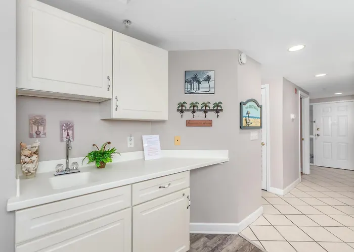 3 Bedroom With Vaulted Ceilings & Scenic Views *