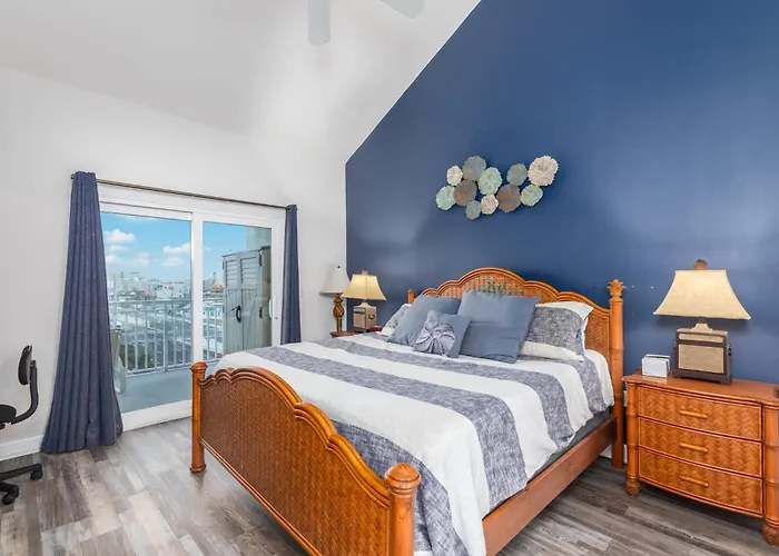 3 Bedroom With Vaulted Ceilings & Scenic Views *